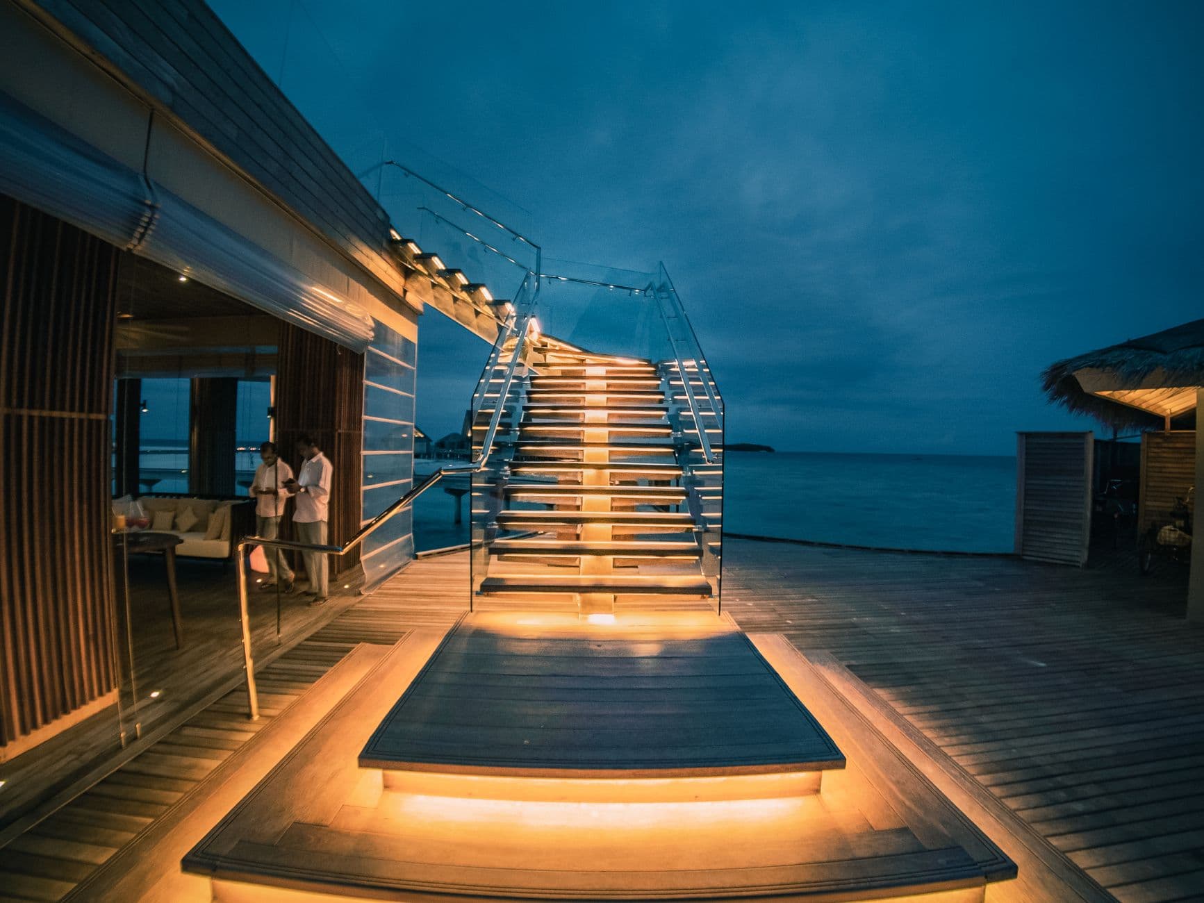 Villa met terras en zwembad in de avond