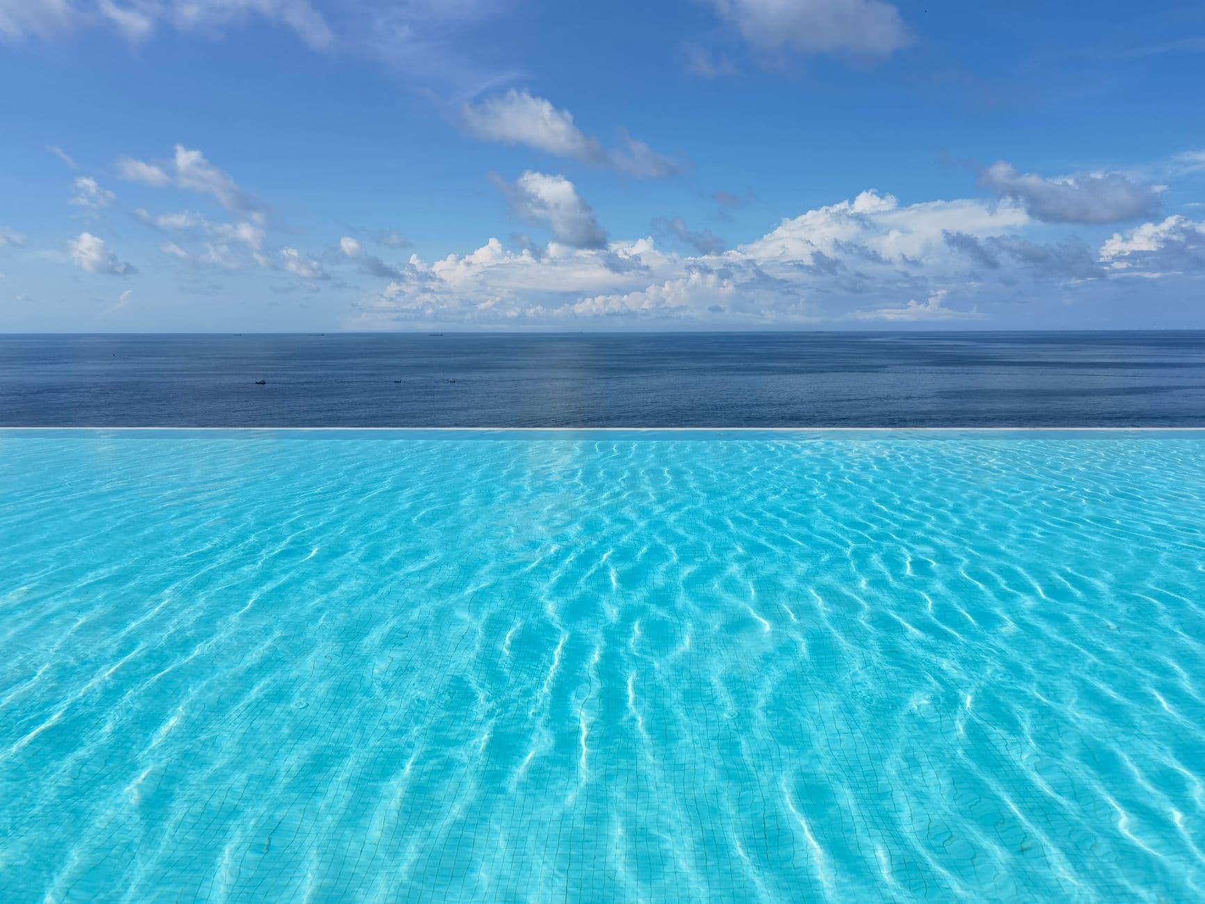 Infinity zwembad met uitzicht op het water