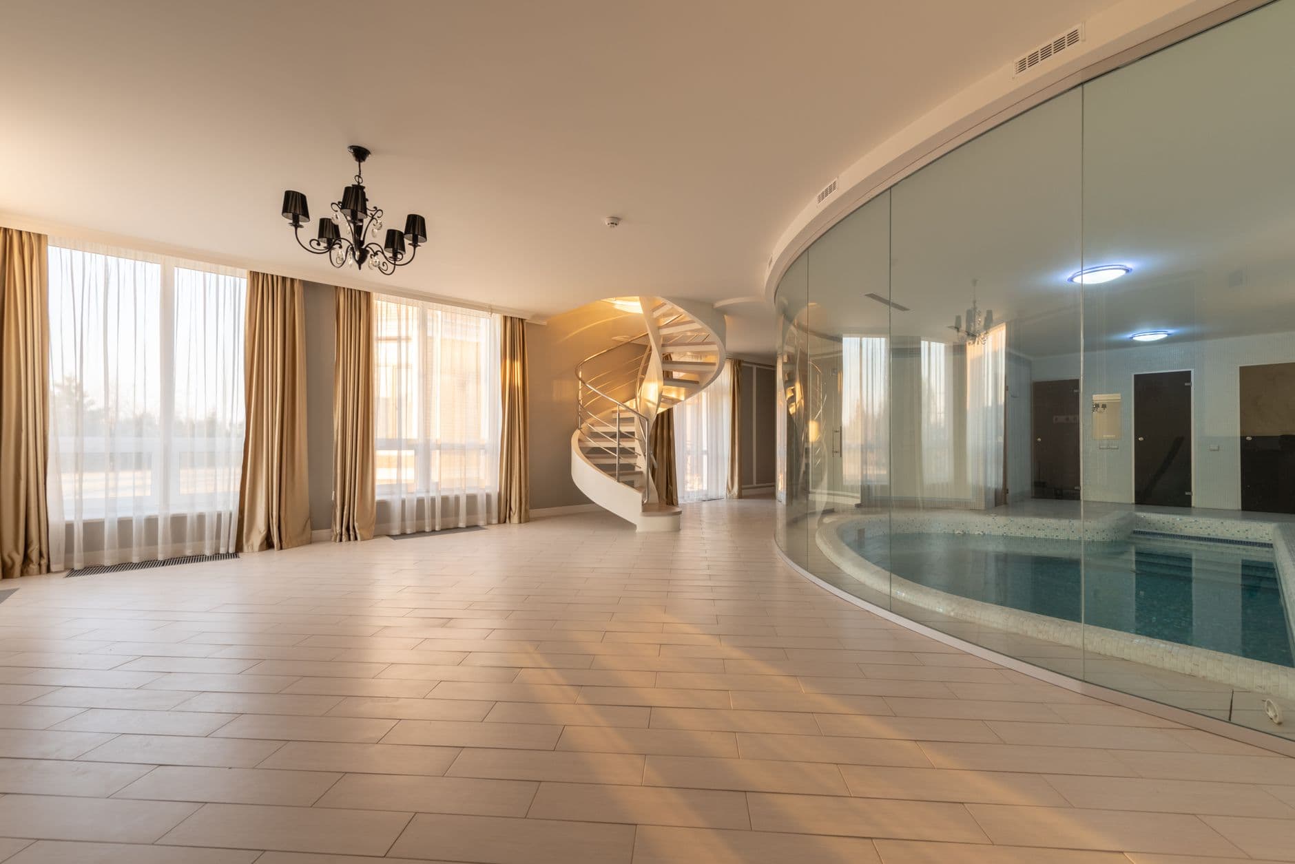 Modern zwembad bij een woning met glaswand