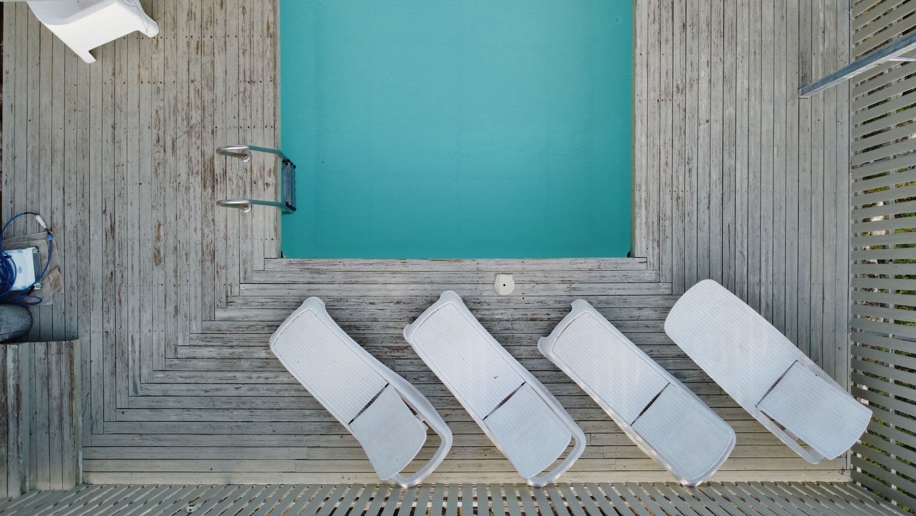 Minimalistisch zwembad bij witte architectuur