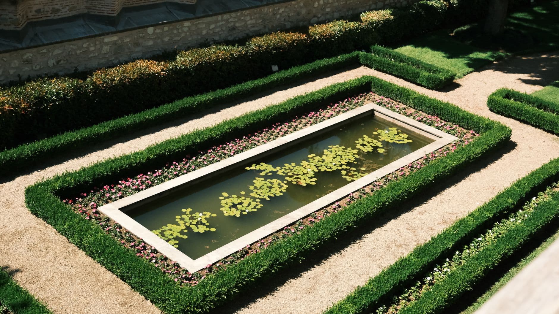 Zwembad met tuinaanleg en beplanting