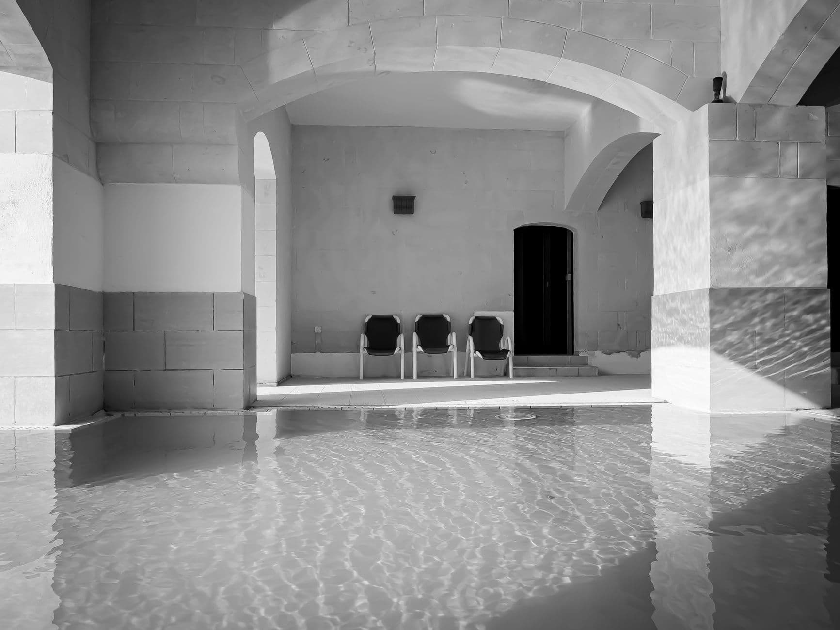 Piscine infinity sur une pente avec vue