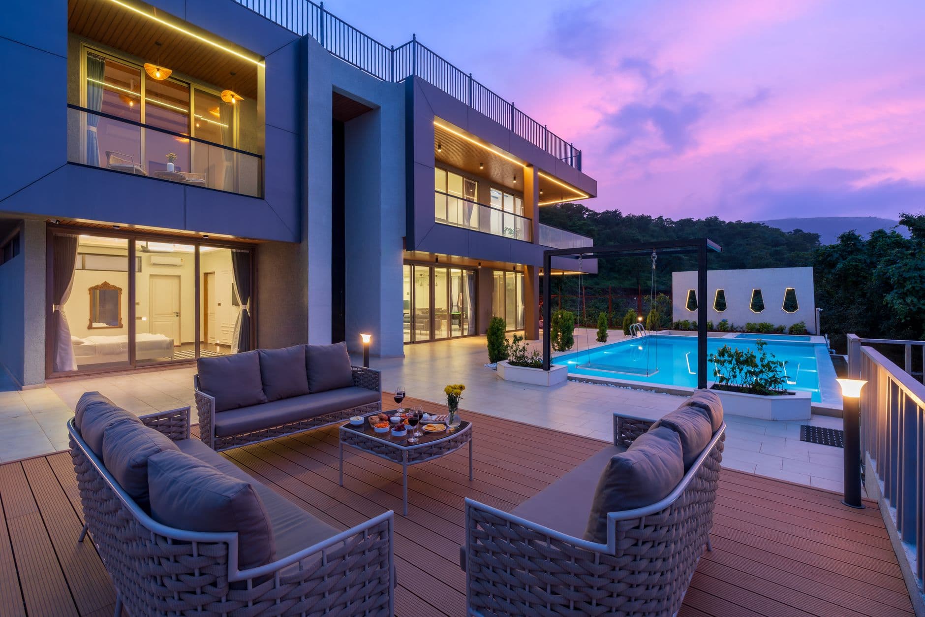 Luxevilla met infinity zwembad bij zonsondergang