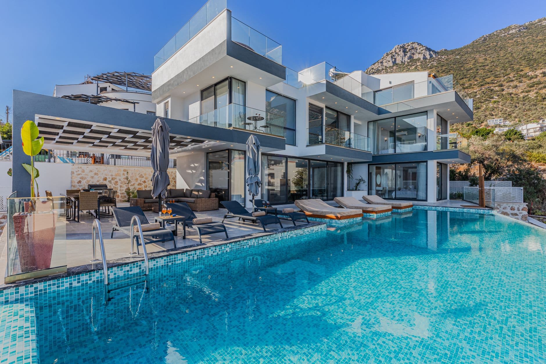 Piscine infinity près d'une villa moderne