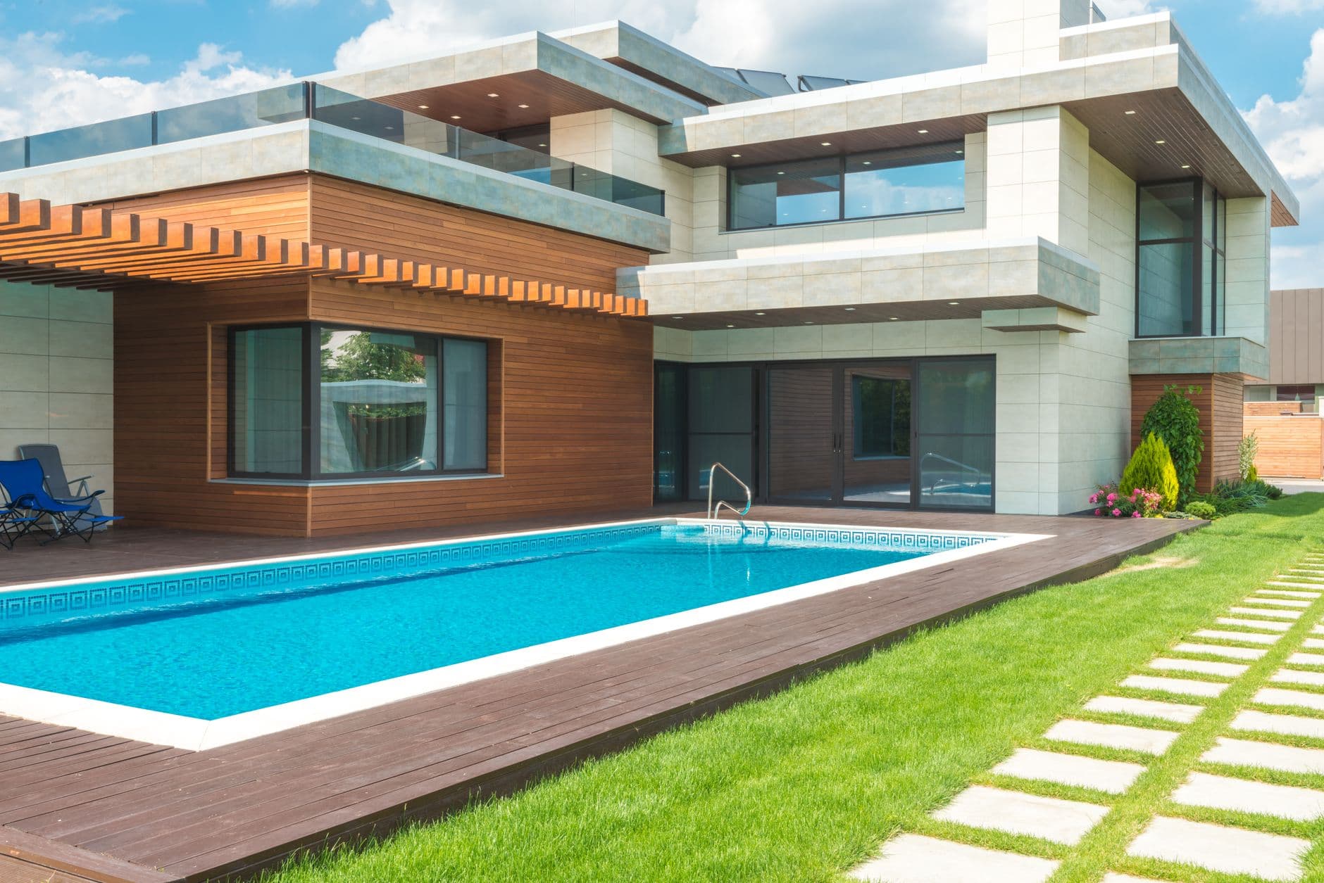 Maatwerk infinity zwembad bij een moderne woning