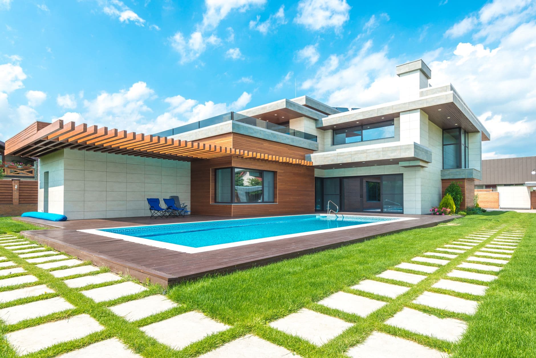 Modern huis met zwembad onder een blauwe lucht